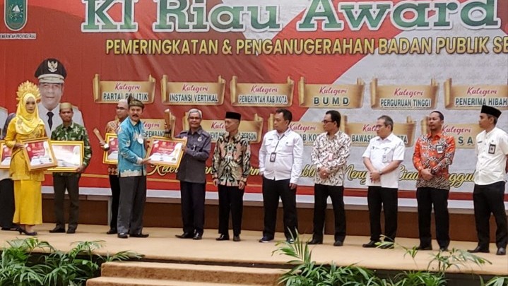 KPU Riau Terima Penghargaan KI Award 2022 Kategori Peringkat Informatif