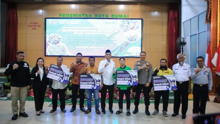 Pemko Dumai Salurkan Bansos pada ratusan Pengemudi Angkot hingga Ojol