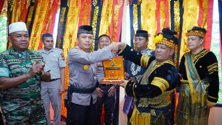 Pegang Adat Istiadat, Sekda Kampar Sambut Siswa SPN Polda Riau di Balai Adat Pegang Adat Istiadat, Sekda Kampar Sambut Siswa SPN Polda Riau di Balai Adat