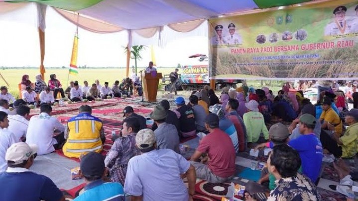 Petani Bengkalis Dapat Bantuan Traktor