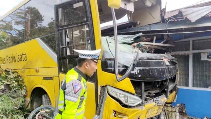 Bus Pariwisata di Sumbar Tabrak Pejalan Kaki, Sepeda Motor dan Rumah Warga