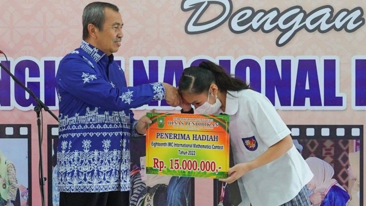 Pemprov Riau Beri Penghargaan pada 98 Pelajar Berprestasi Pemprov Riau Beri Penghargaan pada 98 Pelajar Berprestasi