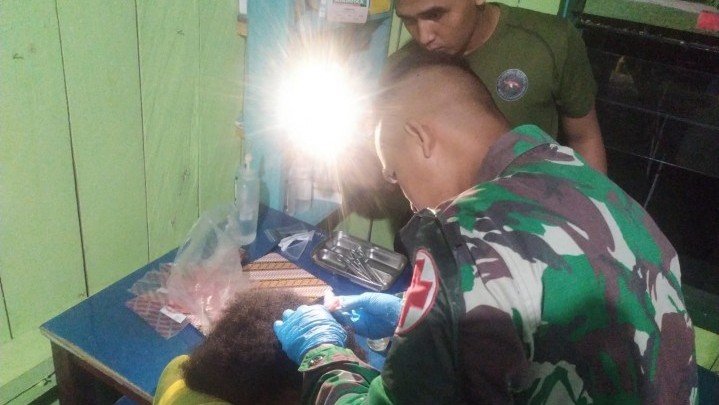 Tolong Korban Lakalalin, Satgas Pamtas Yonif 132/BS Selalu Siap Dalam 24 Jam Tolong Korban Lakalalin, Satgas Pamtas Yonif 132/BS Selalu Siap Dalam 24 Jam