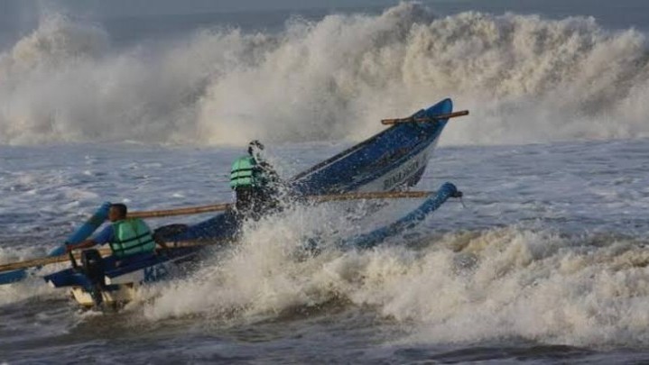 Angin Utara Masuk Indonesia, Gelombang Laut di Perairan Natuna Bisa Capai 6 Meter Angin Utara Masuk Indonesia, Gelombang Laut di Perairan Natuna Bisa Capai 6 Meter