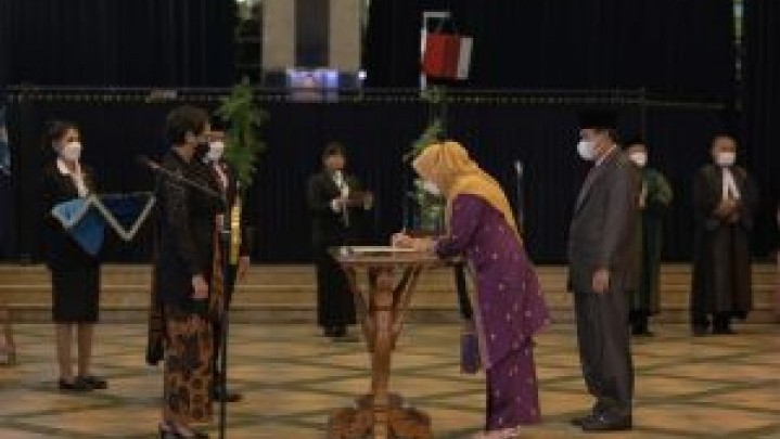 Prof Sri Indarti Sah Jabat Rektor Unri Prof Sri Indarti Sah Jabat Rektor Unri