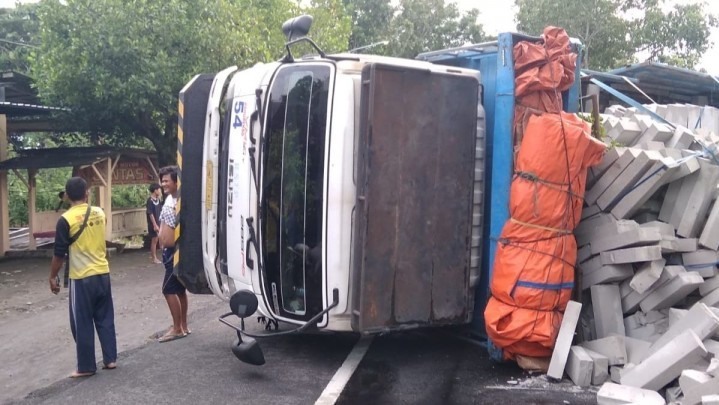 Gegara Ikuti Google Maps, Truk Bermuatan Hebel Terguling