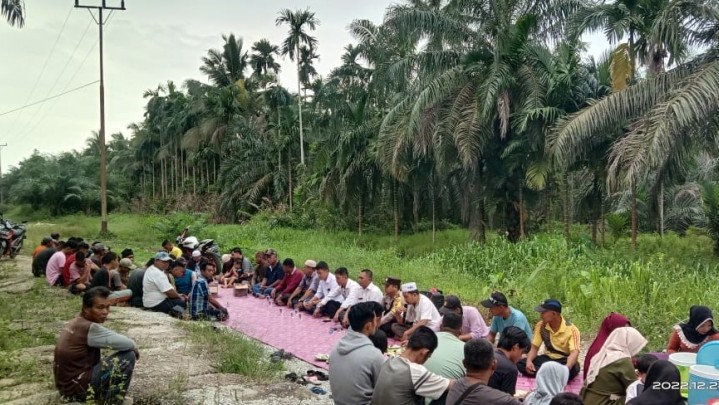 Pengerjaan 'Jalan Retak Seribu' Rampung, Masyarakat Adakan Syukuran Pengerjaan 'Jalan Retak Seribu' Rampung, Masyarakat Adakan Syukuran