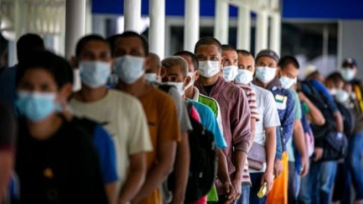 Polisi Grebek Padepokan di Batam Tampung PMI Ilegal Polisi Grebek Padepokan di Batam Tampung PMI Ilegal