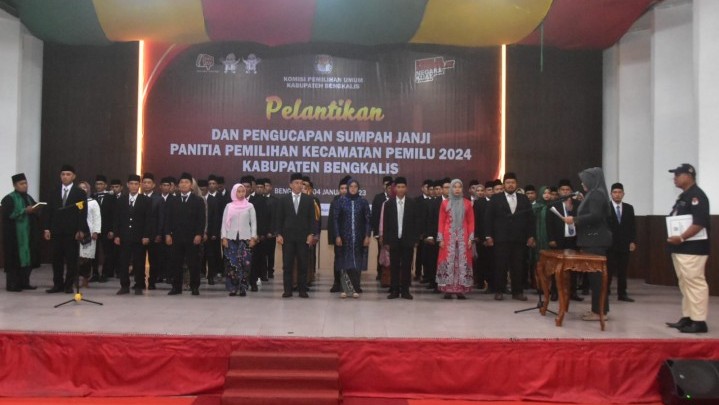 55 Panitia Pemilihan Kecamatan Dilantik Ketua KPU Bengkalis