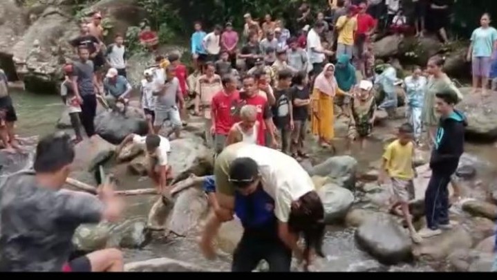 Gegerkan Warga, Dua Mayat Perempuan Ditemukan di Air Terjun Timbulun Padang Gegerkan Warga, Dua Mayat Perempuan Ditemukan di Air Terjun Timbulun Padang