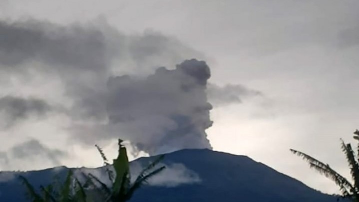 PVMBG Larang Masyarakat Berada di Radius 3 Kilometer dari Kawah Gunung Marapi PVMBG Larang Masyarakat Berada di Radius 3 Kilometer dari Kawah Gunung Marapi