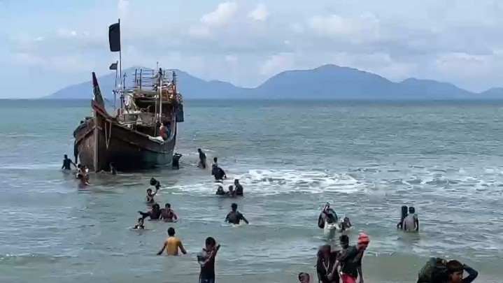 184 Imigran Rohingya Terdampar Lagi di Aceh Minggu Sore 184 Imigran Rohingya Terdampar Lagi di Aceh Minggu Sore