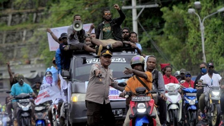 Massa Lukas Enembe Bawa Panah dan Senjata Tajam Serang Mako Brimob