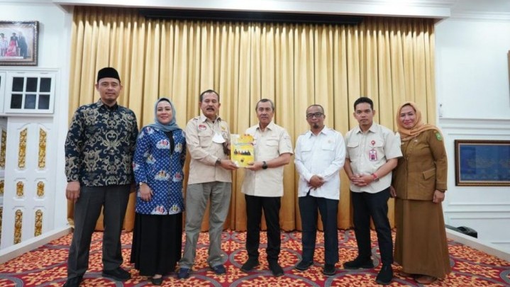 Gubri Syamsuar Terima Anugerah Keterbukaan Informasi Publik Gubri Syamsuar Terima Anugerah Keterbukaan Informasi Publik