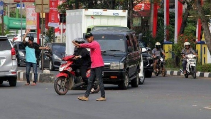 Dishub Minta Pengendara Tak Beri Uang pada 'Pak Ogah' Dishub Minta Pengendara Tak Beri Uang pada 'Pak Ogah'
