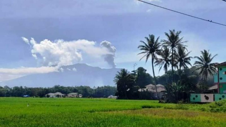 Gunung Marapi Sumbar Kembali Erupsi, Lontarkan Abu Vulkanik 1 Km