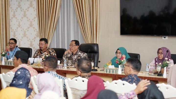 Bupati HM Wardan Motivasi Kepsek se Kecamatan Kempas, Ini Tujuannya Bupati HM Wardan Motivasi Kepsek se Kecamatan Kempas, Ini Tujuannya