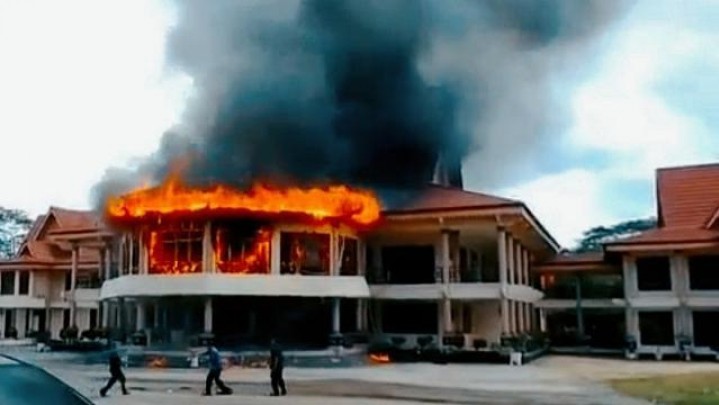 Polisi Selidiki Kebakaran Kantor DPRD Indragiri Hulu, Sengaja Dibakar?