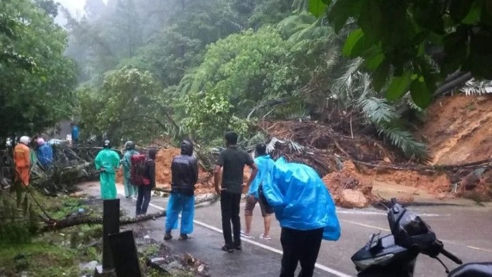 Longsor Timbun Ruas Jalan Padang-Solok