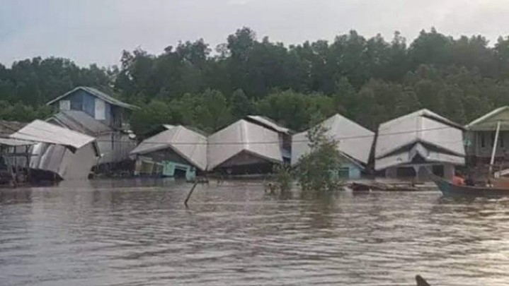 Banjir Rob di Inhil, Rumah Warga Roboh Banjir Rob di Inhil, Rumah Warga Roboh