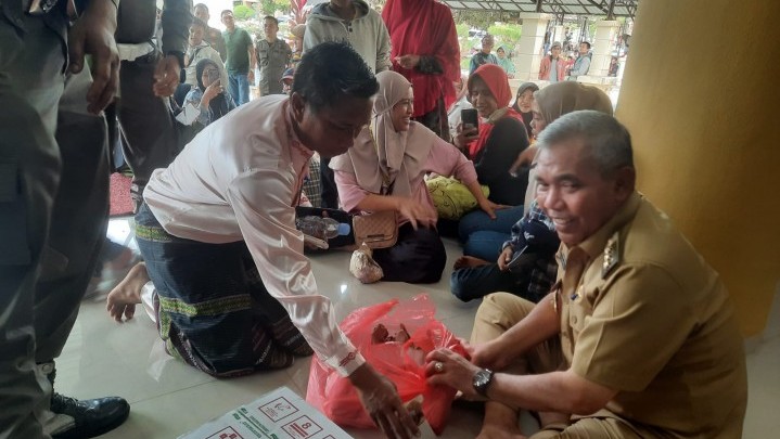 Cara Asik Bupati Kampar Terima Pendemo, Masyarakat Senang dan Perut pun Kenyang