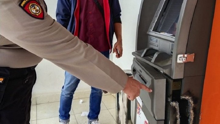 Perampok Bobol Mesin ATM Pakai Las Perampok Bobol Mesin ATM Pakai Las