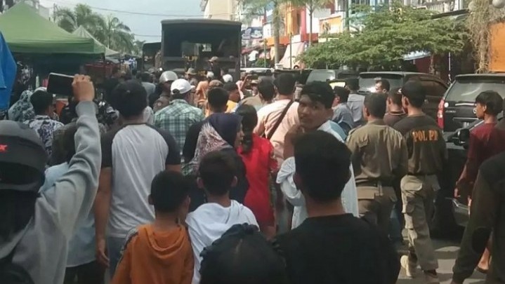 Tak Terima Ditertibkan Satpol PP Padang, PKL di Kawasan Permindo Melawan Tak Terima Ditertibkan Satpol PP Padang, PKL di Kawasan Permindo Melawan