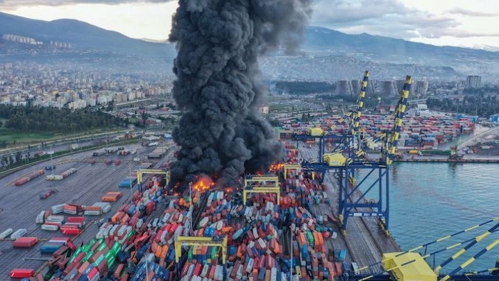 Gempa Turki Picu Kebakaran di Pelabuhan Iskenderun, Ratusan Kontainer Hangus Gempa Turki Picu Kebakaran di Pelabuhan Iskenderun, Ratusan Kontainer Hangus