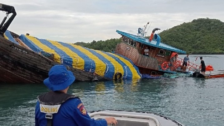 Subuh Tadi Kapal Muatan Kelapa Karam di Perairan Belakangpadang Batam Subuh Tadi Kapal Muatan Kelapa Karam di Perairan Belakangpadang Batam