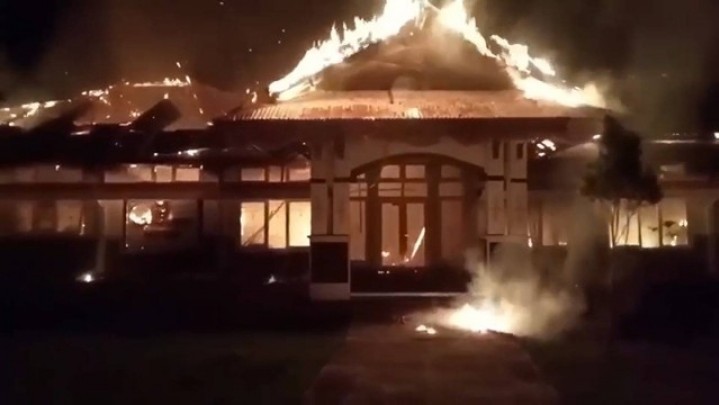 Protes Pelantikan Raja, Kantor Camat Dibakar Protes Pelantikan Raja, Kantor Camat Dibakar