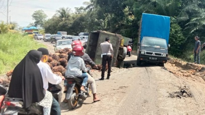 Kendaraan Angkutan Batu Bara Disebut PUPR Riau Penyebab Jalan Inhu Rusak Kendaraan Angkutan Batu Bara Disebut PUPR Riau Penyebab Jalan Inhu Rusak