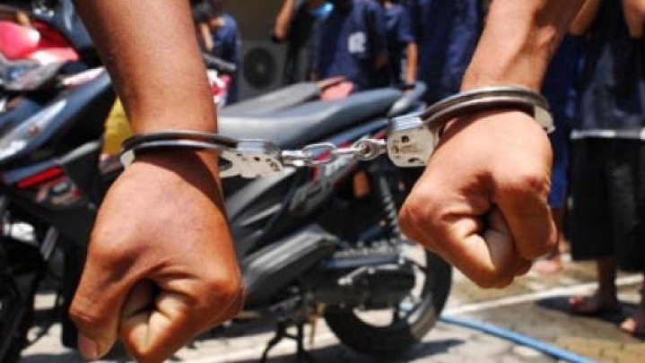 Dorong Sepeda Motor Curian, Dua Pemuda di Bukittinggi Ini Ditangkap Warga Dorong Sepeda Motor Curian, Dua Pemuda di Bukittinggi Ini Ditangkap Warga