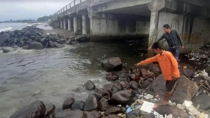 Mayat Bayi Ditemukan Mengambang di Pantai Padang