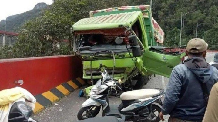 Kecelakaan Truk di Fly Over Kelok Sembilan, 1 Orang Meninggal Dunia Kecelakaan Truk di Fly Over Kelok Sembilan, 1 Orang Meninggal Dunia
