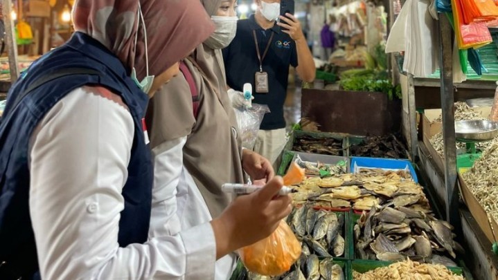Di Pasar Tradisional Batam Ditemukan Ikan Asin Diduga Mengandung Bahan Formalin Di Pasar Tradisional Batam Ditemukan Ikan Asin Diduga Mengandung Bahan Formalin