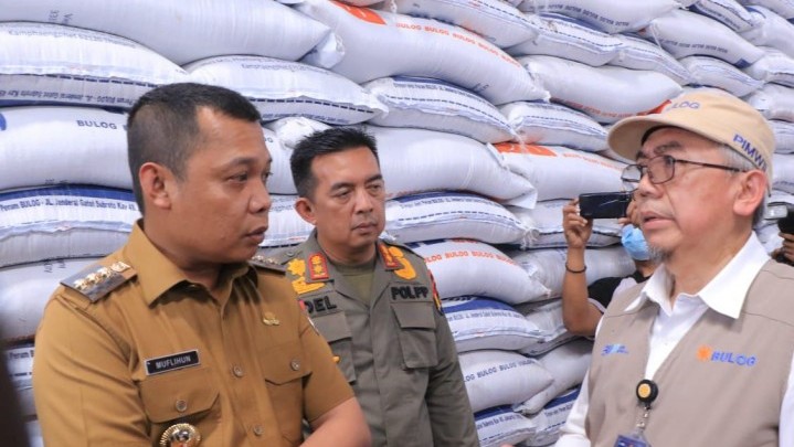 Pastikan Ketersediaan Beras, Pj Wali Kota Pekanbaru Cek Gudang Bulog