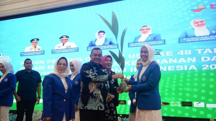 Bantuan Bibit Buah Diterima Pengurus Cabang IWAPI di Riau Bantuan Bibit Buah Diterima Pengurus Cabang IWAPI di Riau