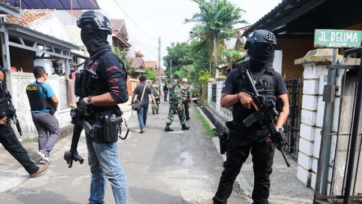 Ternyata Brimob Gadungan di Makassar Sering Ikut Penangkapan Bareng Polisi Asli Ternyata Brimob Gadungan di Makassar Sering Ikut Penangkapan Bareng Polisi Asli
