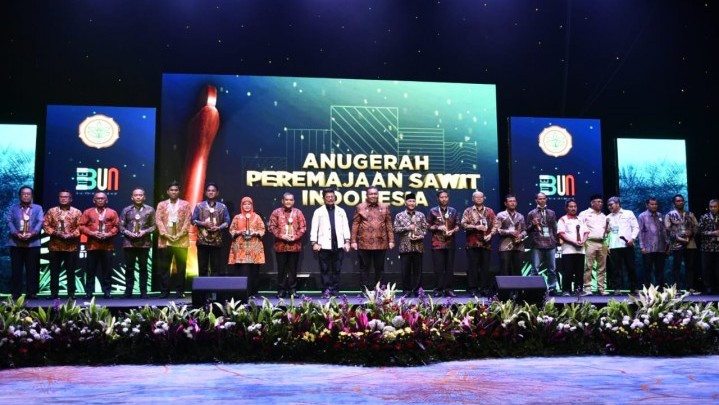 Mentan RI Anugerahi Pemprov Riau Penghargaan Karena Komitmen Jalankan PSR Mentan RI Anugerahi Pemprov Riau Penghargaan Karena Komitmen Jalankan PSR