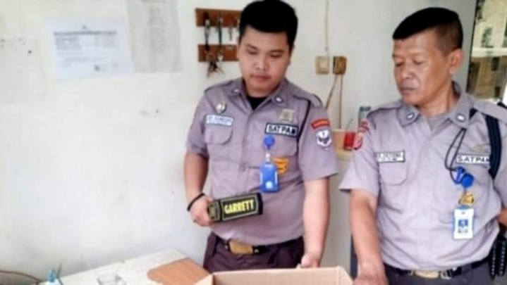 DPRD Karawang Dikirimi 2 Paket Berisi Kotoran Kambing DPRD Karawang Dikirimi 2 Paket Berisi Kotoran Kambing