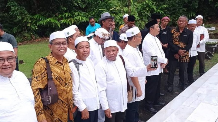 Gubernur Riau dan Keluarga Rokan Hulu Ziarah ke Makam Pahlawan Nasional Tuanku Tambusai di Malaysia Gubernur Riau dan Keluarga Rokan Hulu Ziarah ke Makam Pahlawan Nasional Tuanku Tambusai di Malaysia