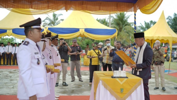 Pemkab Rohil Naikkan Gaji RT/RW dan Perangkat Desa Pemkab Rohil Naikkan Gaji RT/RW dan Perangkat Desa