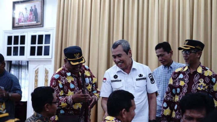 Masyarakat Pangkalan Lesung Datangi Gubri Syamsuar Adukan Masalah Air Bersih Masyarakat Pangkalan Lesung Datangi Gubri Syamsuar Adukan Masalah Air Bersih