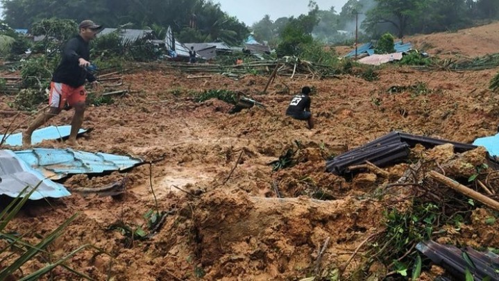 Longsor Besar Natuna: Akses Jalan Terputus, 10 Orang Meninggal Dunia Longsor Besar Natuna: Akses Jalan Terputus, 10 Orang Meninggal Dunia