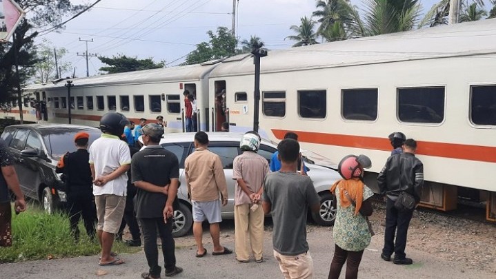 Kecelakaan Kereta Api dan Minibus di Kota Padang Berulang Kecelakaan Kereta Api dan Minibus di Kota Padang Berulang