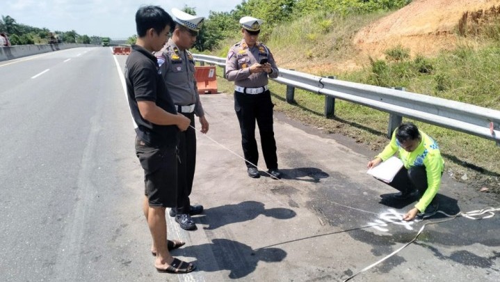 Tabarakan di Tol Pekanbaru-Dumai, Supir Truk Meninggal Tabarakan di Tol Pekanbaru-Dumai, Supir Truk Meninggal