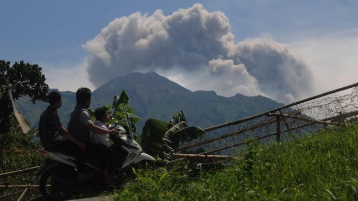 Gunung Merapi Muntahkan Awan Panas, Warga Berjarak 7 Km Waspada Gunung Merapi Muntahkan Awan Panas, Warga Berjarak 7 Km Waspada
