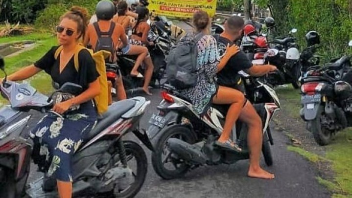 Turis Asing Akan Dilarang Sewa Motor di Bali, Wajib Pakai Mobil Travel