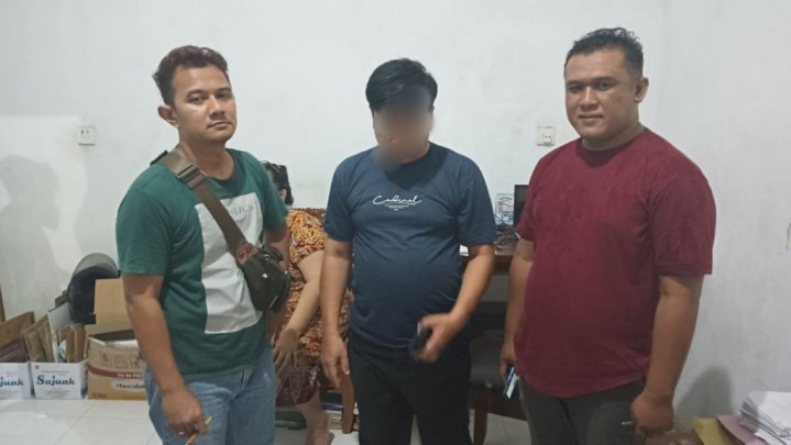 Polisi Ringkus Pria Viral Perlihatkan Alat Kelamin di Halte Trans Padang Polisi Ringkus Pria Viral Perlihatkan Alat Kelamin di Halte Trans Padang