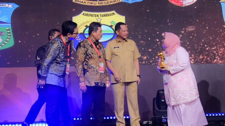 Penghargaan UHC Award Diterima Bupati Bengkalis Penghargaan UHC Award Diterima Bupati Bengkalis